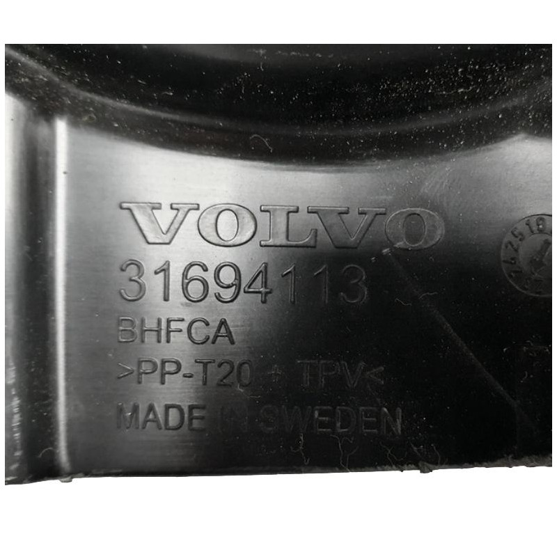 VOLVO XC40 oslona nadkola prawy przod OE