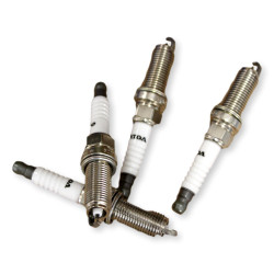 VOLVO V60 XC40 swiece zaplonowe komplet OE 32290012