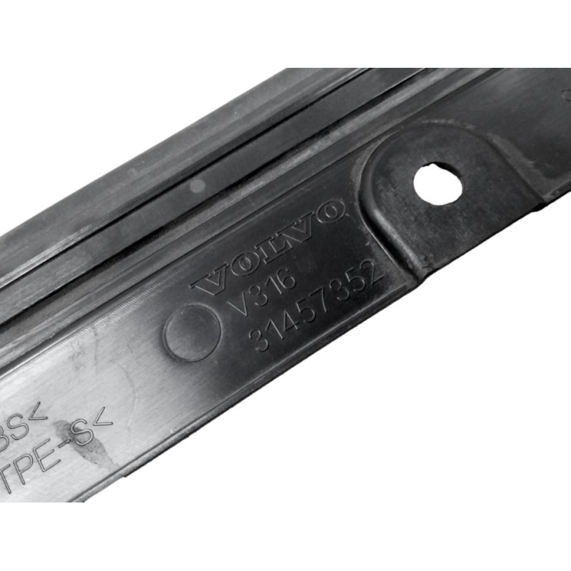 VOLVO EX40 XC40 uszczelka krawędzi maski grill zderzak przód OE 31457352