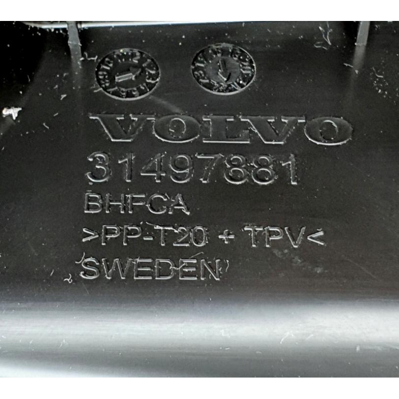 VOLVO XC40 osłona nadkoła prawy przód OE