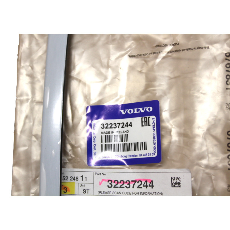 VOLVO XC60 II górna listwa ozdobna drzwi lewy przód czarny OE 32237244