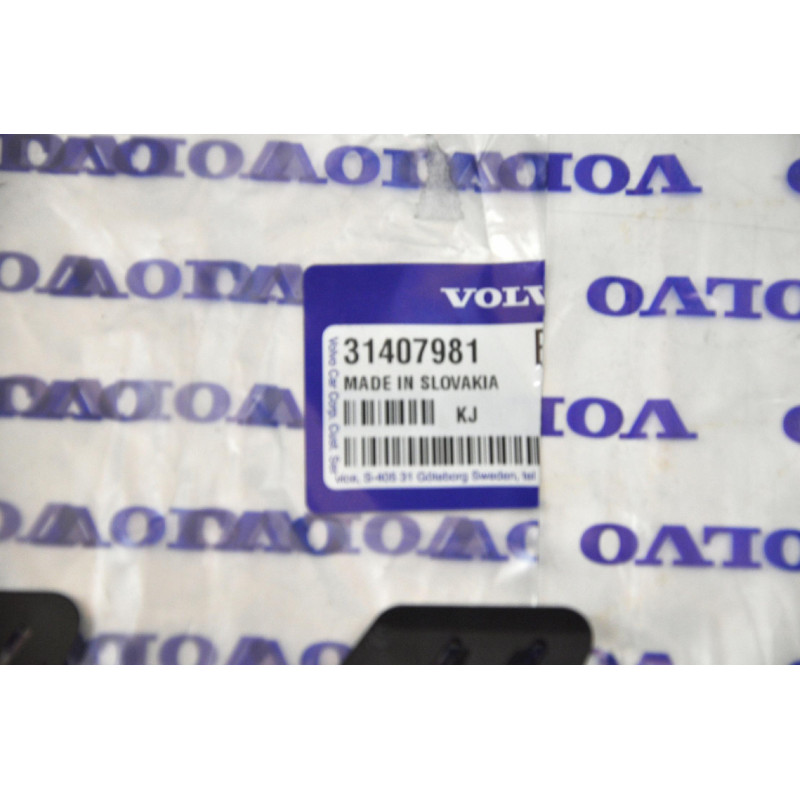 VOLVO XC60 II lewa listewka listwa zderzaka przod